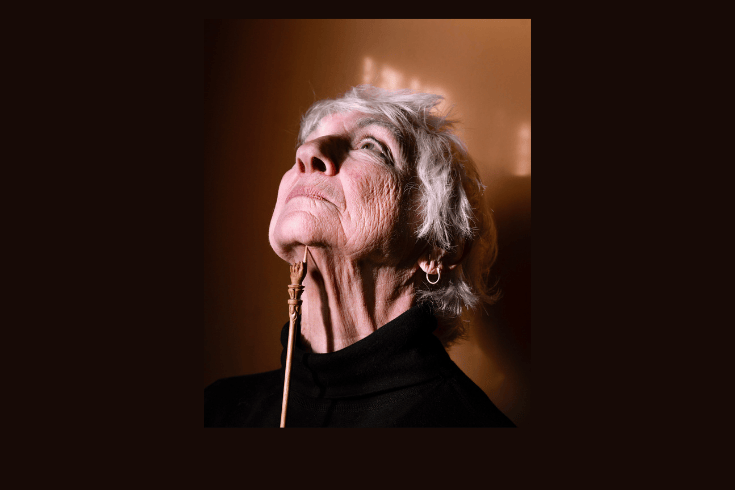 A women with a yad pointing up pressed onto her raised neck
